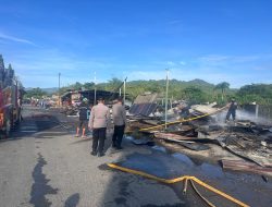Diduga Korsleting Listrik Enam Kios Hangus Terbakar