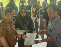 Pj Bupati Konawe Harmin Ramba Serahkan 175 Sertifikat Tanah di UPT Parudongka