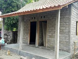 Pemdes Padangguni Utama Bedah Lima Rumah Warganya