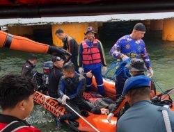Tim SAR Evakuasi Jasad Pemuda Yang Lompat Dari Jembatan Teluk Kendari