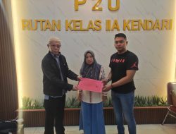 Deny Zainal Bersama Istri Resmi Dibebaskan dari Rutan Kelas II A Kendari