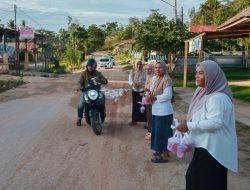 Mahasiswa IAI Rawa Aopa Hybrid Angata Bagikan Ratusan Takjil di Teteasa