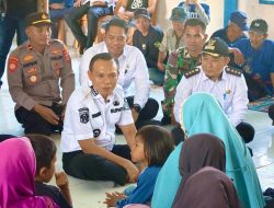 Bupati Konawe salurkan bantuan bagi warga terdampak banjir di Wonggeduku