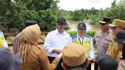 Mentan Amran Bantu Warga Korban Banjir di Sultra