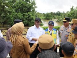 Mentan Amran Bantu Warga Korban Banjir di Sultra