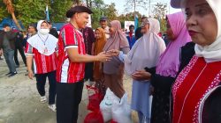 Bupati Konawe Salurkan Beras Bantuan kepada Warga Anggaberi