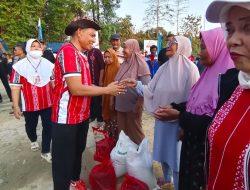 Bupati Konawe Salurkan Beras Bantuan kepada Warga Anggaberi