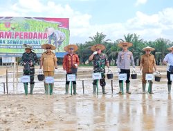 Pangdam Hasanuddin bersama Bupati Konawe Tanam Padi Perdana di Lahah Cetak Sawah Baru Meraka