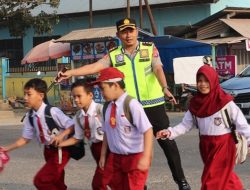 Kapolres Konawe Turun Langsung Atur Lalu Lintas, Pastikan Keselamatan Anak Sekolah dan Masyarakat